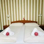 Ξενοδοχείο Bajt 3*